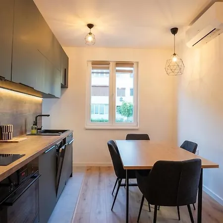 Spacious 2br Metro, South Park & Park Center
